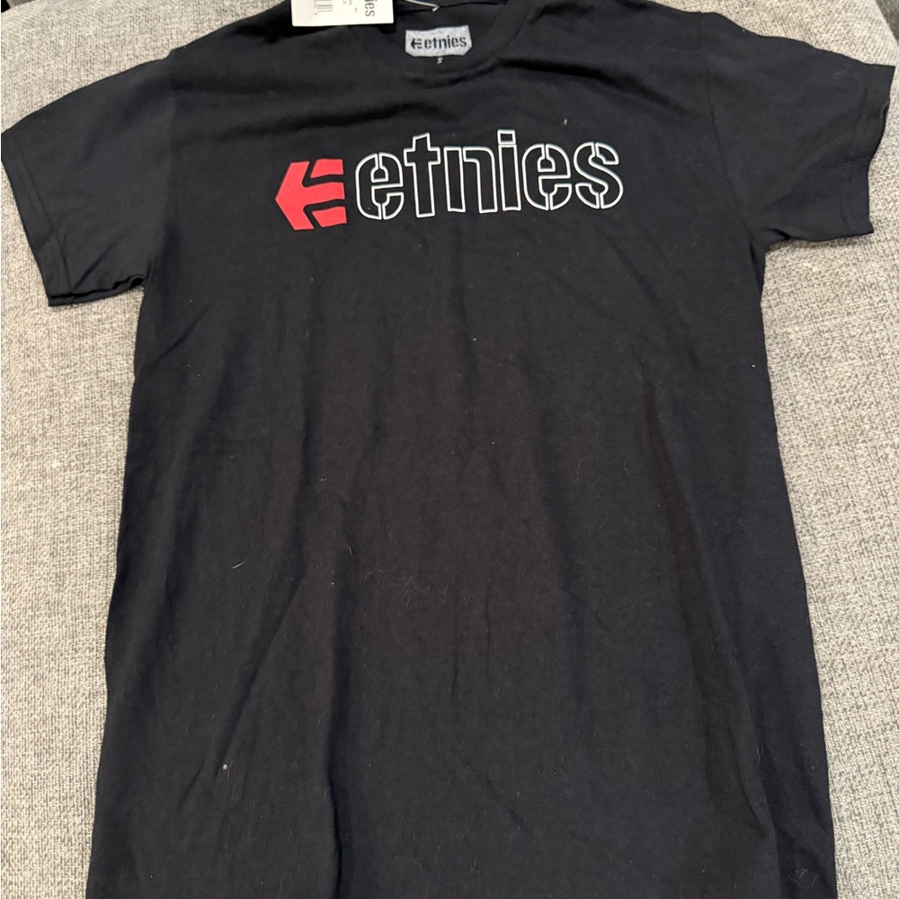 🔥 Etnies Black Tee with Silver Logo